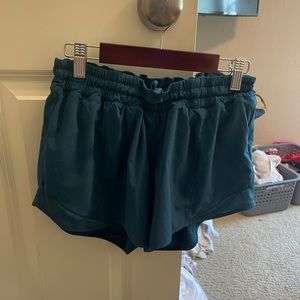 Lululemon shorty Hot Long 4” Shorts